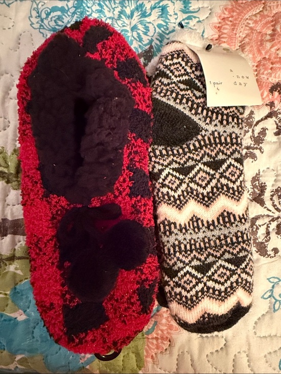 Muk Luks Accessories - ❤️❤️❤️BOGOHO❤️❤️❤️2Pair of Cozy Socks/Slippers